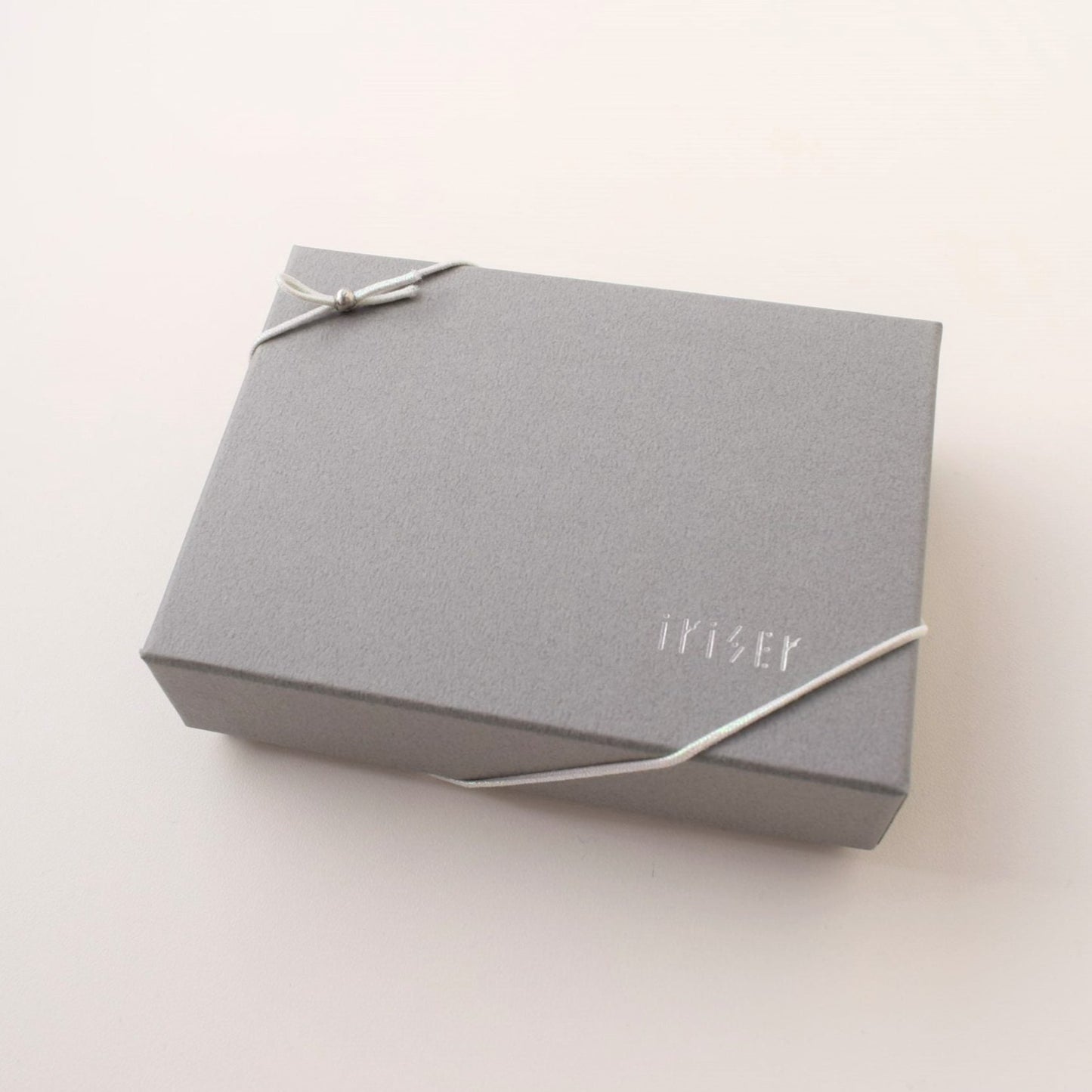 iriserの上品なグレーパッケージ