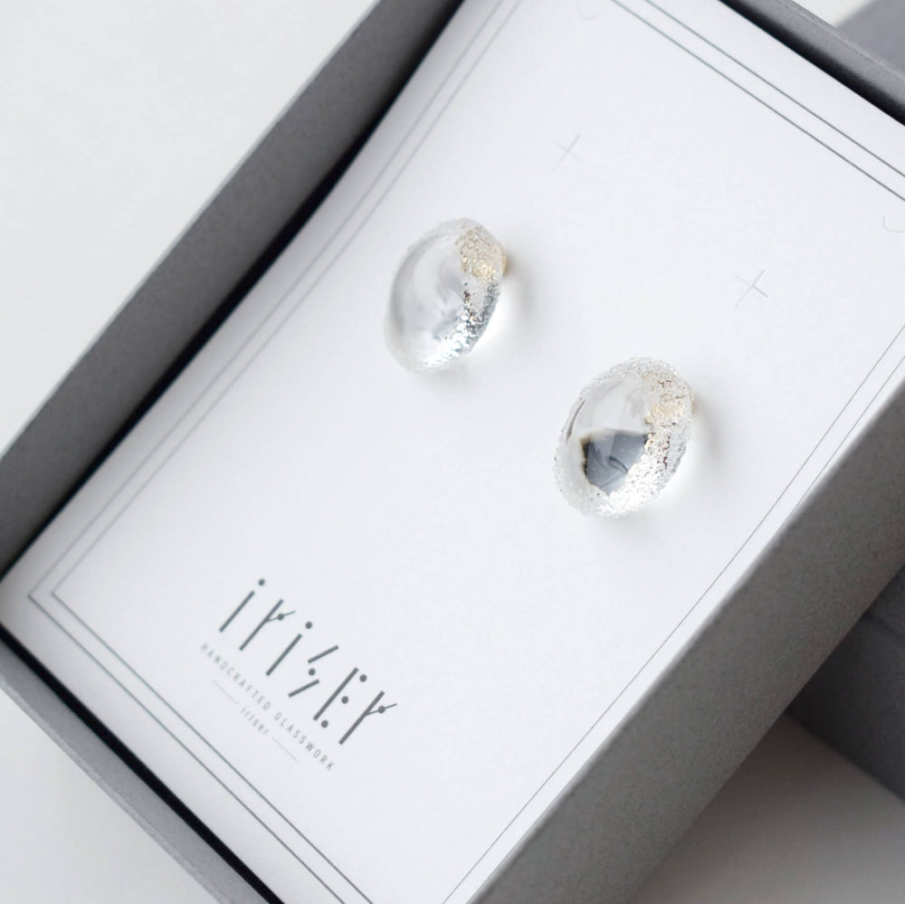 Claireイヤリング 台紙に固定してお届け